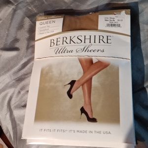 Berkshire ultra sheer control top sandal foot color is City beige size is 3x-4x